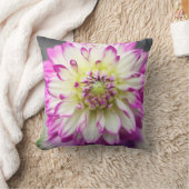 暗い赤紫色のダリアの花 クッション (ブランケット)