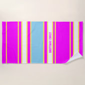 暗い赤紫色スカイブルーレモンイエローストライプのパターン ビーチタオル (正面)