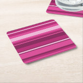 暗い赤紫色ストライプ スクエアペーパーコースター (アングル)