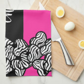 暗い赤紫色ピンク白黒ゼブラパターンハート名 キッチンタオル (四つ折り)