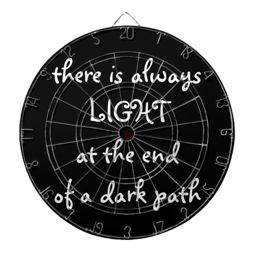 暗い道の端の光感動的。 ダーツボード (正面)