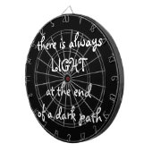 暗い道の端の光感動的。 ダーツボード (正面右)