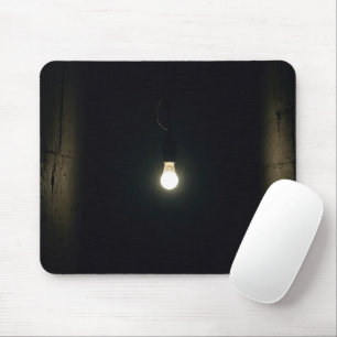 暗い部屋で輝く電球 マウスパッド