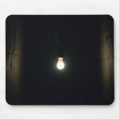 暗い部屋で輝く電球 マウスパッド (正面)