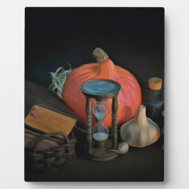 暗い部屋のテーブルの上の機知に富んだ物体 フォトプラーク