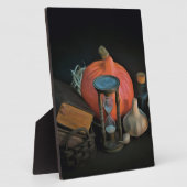 暗い部屋のテーブルの上の機知に富んだ物体 フォトプラーク (側面)