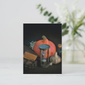 暗い部屋のテーブルの上の機知に富んだ物体 ポストカード (スタンド正面)