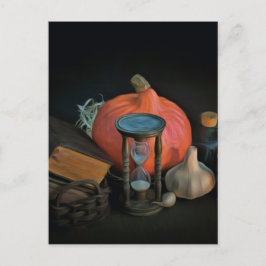 暗い部屋のテーブルの上の機知に富んだ物体 ポストカード