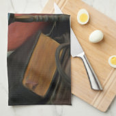 暗い部屋のテーブルの上の魔女の品々 キッチンタオル (四つ折り)
