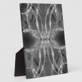 暗い雲に対するかみそりのワイヤ フォトプラーク (側面)