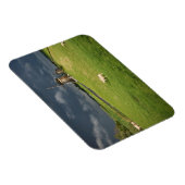 暗い雲の下に風車を持つ羊 マグネット (右側)