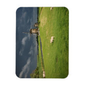 暗い雲の下に風車を持つ羊 マグネット (縦)