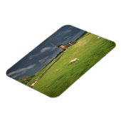 暗い雲の下に風車を持つ羊 マグネット (左側)