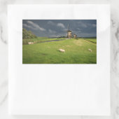 暗い雲の下に風車を持つ羊 長方形シール (バッグ)