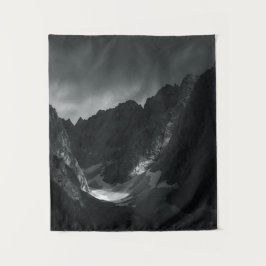 暗い雲の中を照らす太陽 タペストリー