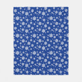 暗い青の冬の模様に白い雪の花 フリースブランケット (正面)