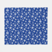 暗い青の冬の模様に白い雪の花 フリースブランケット (正面(横))
