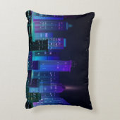 暗い黒にネオン輝くナイトシティパノラマ アクセントクッション (裏面(縦))