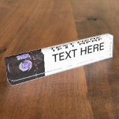 暗いbackgrouに対する紫色のバラcolorized花 デスクネームプレート (側面)