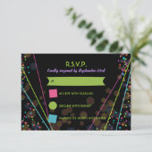 暗いRSVPの応答カードのネオンライトの白熱 出欠カード (スタンド正面)