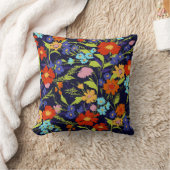 暗くて質感のカラフルあるワイルドフラワーブーケ クッション (ブランケット)