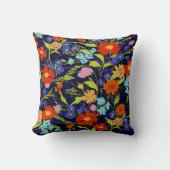 暗くて質感のカラフルあるワイルドフラワーブーケ クッション (正面)