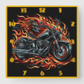 暗くなった通りで燃え盛る炎のバイク スクエア壁時計 (正面)