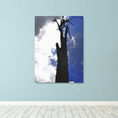 暗く曇った空に対する古い死んだ木 キャンバスプリント (インサイチュ (ウッドフロア))