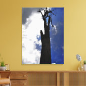 暗く曇った空に対する古い死んだ木 キャンバスプリント (インサイチュ (リビング))