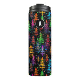 暗カラフルい森の中で輝くクリスマスツリー タンブラー