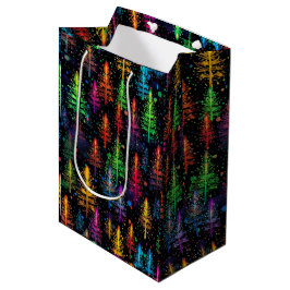 暗カラフルい森の中で輝くクリスマスツリー ミディアムペーパーバッグ