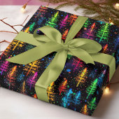 暗カラフルい森の中で輝くクリスマスツリー ラッピングペーパー