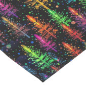 暗カラフルい森の中で輝くクリスマスツリー ロングテーブルランナー (コーナー)