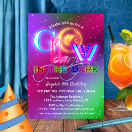 暗カラフルきらめくい誕生日で輝く 招待状