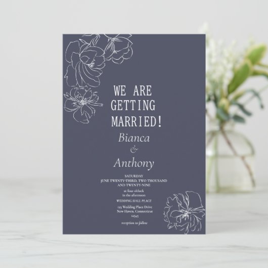 暗シンプル紫の白い牡丹のフローラ結婚の 招待状 (スタンド正面)