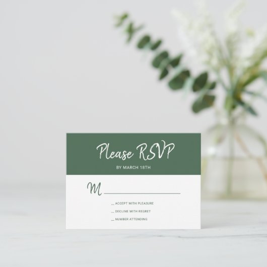 暗モダンシンプル緑のスクリプトウェディングRSVP エンクロージャーカード (スタンド正面)