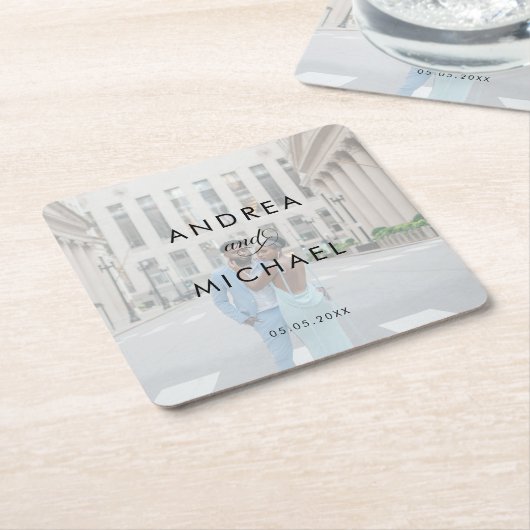 暗モダンスタイリッシュ色の写真と名前のシンプル結婚 スクエアペーパーコースター (アングル)