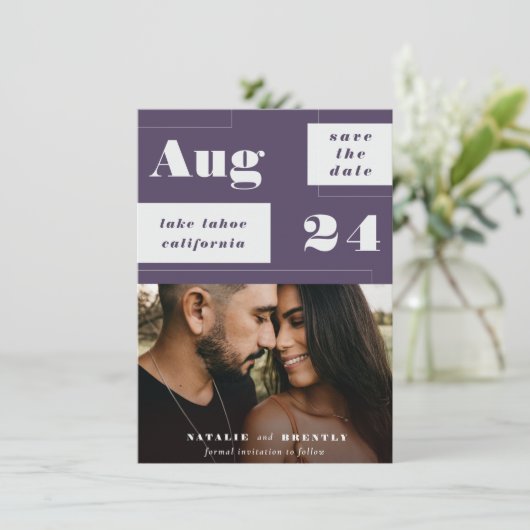 暗モダン紫色の幾何学的な文字付きはっきりした セーブザデート (スタンド正面)