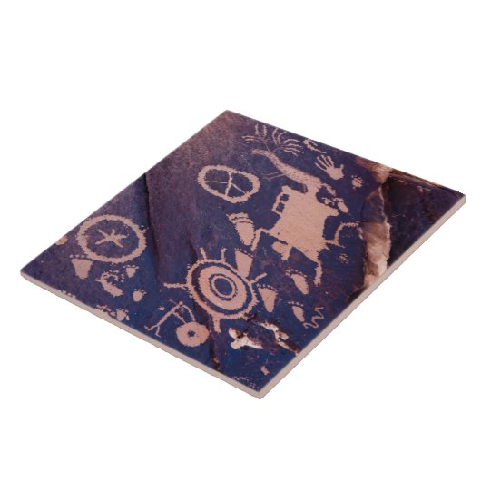 暗南西部のペトログリフ タイル (側面)