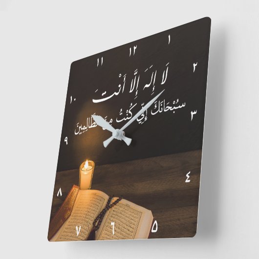 暗室に玉を置いたロウソクとクルアーン スクエア壁時計 (傾斜)