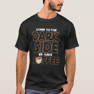 暗来い側にコーヒーがある Tシャツ