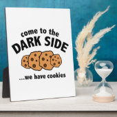 暗来側へ…クッキーを持っている フォトプラーク (側面)