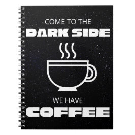 暗来面に、コーヒーを飲む ノートブック