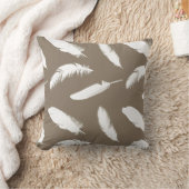 暗灰色の白い羽のプリント クッション (ブランケット)