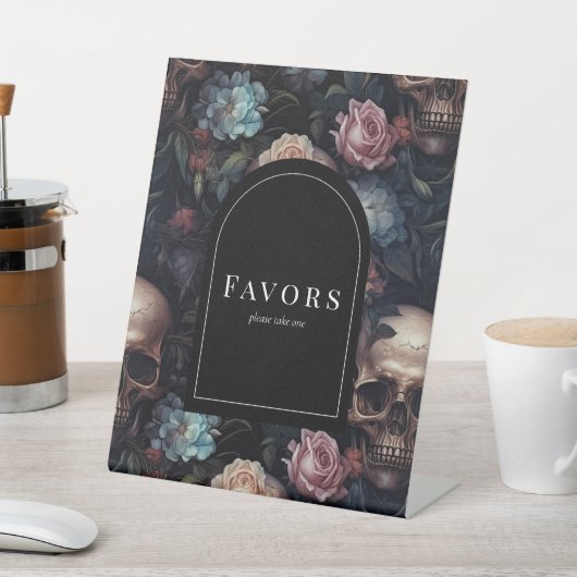 暗色とムーディーズフローラゴシックブライダルシャワー標識 台座サイン (インサイチュ)