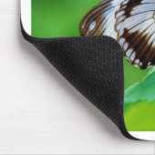 暗褐色と灰色の蝶 マウスパッド (コーナー)