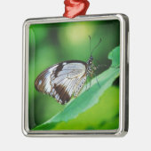 暗褐色と灰色の蝶 メタルオーナメント (左)