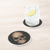 暗闇から現れる割れたスカル コースター (側面)