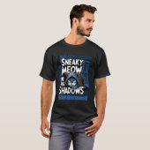 暗闇に潜むナイトキャット 楽しい猫のゲーム風 Tシャツ (正面フル)