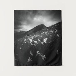 暗闇に白い水仙の花 タペストリー